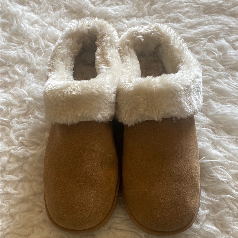 Minnetonka Tan Slippers with Plush White Lining